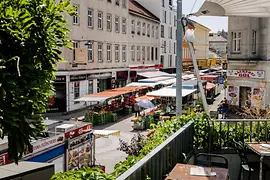 Pohled shora na tržnici Brunnenmarkt v části Ottakring 