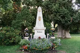 Vista della tomba di Beethoven nel Cimitero centrale di Vienna 