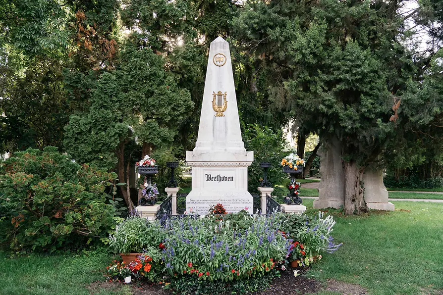 © WienTourismus/Gregor Hofbauer Ansicht des Beethoven Grabs am Wiener Zentralfriedhof