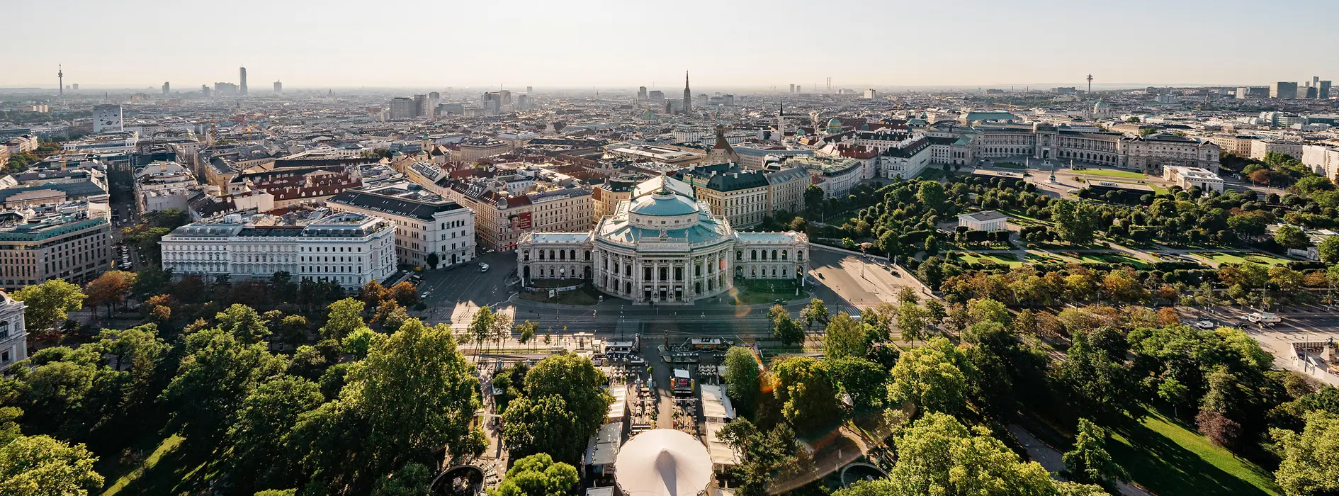 Vienne, vue de l'hôtel de ville sur le Burgtheater