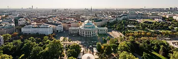 Wiedeń, widok z ratusza na Burgtheater