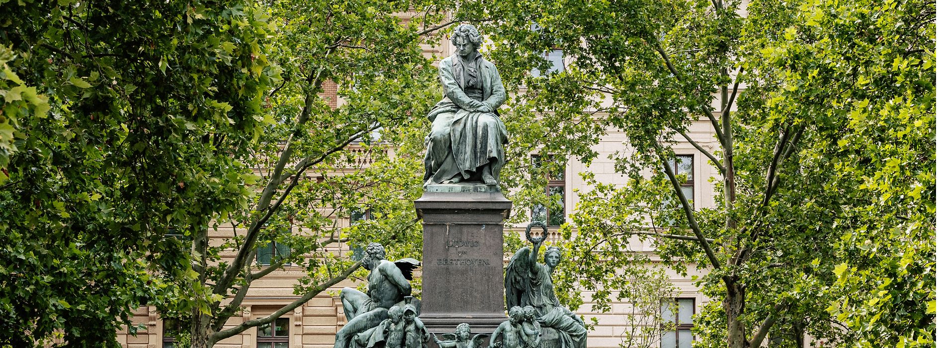 ベートーヴェン広場のベートーヴェン像 Wien Info