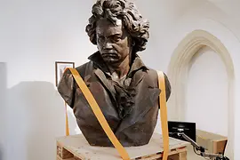 ベートーヴェン・ミュージアム、「遺贈」の部屋にあるベートーヴェンのブロンズ胸像 