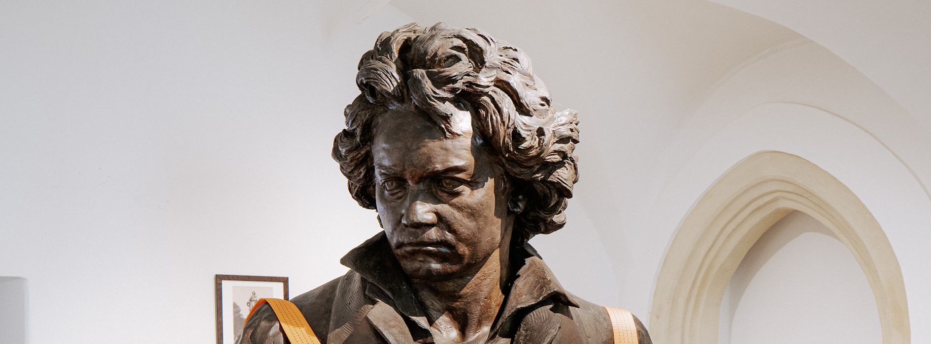 Beethoven Museum, Innenansicht, Beethovenbüste auf Paletten