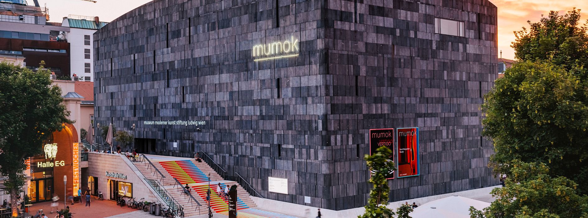 mumok – Muzeum Sztuki Współczesnej, widok z zewnątrz, dzielnica muzealna 
