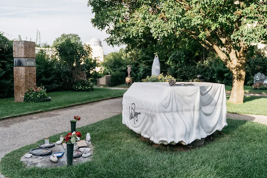 © WienTourismus/Gregor Hofbauer Ehrengrab von Udo Jürgens am Wiener Zentralfriedhof