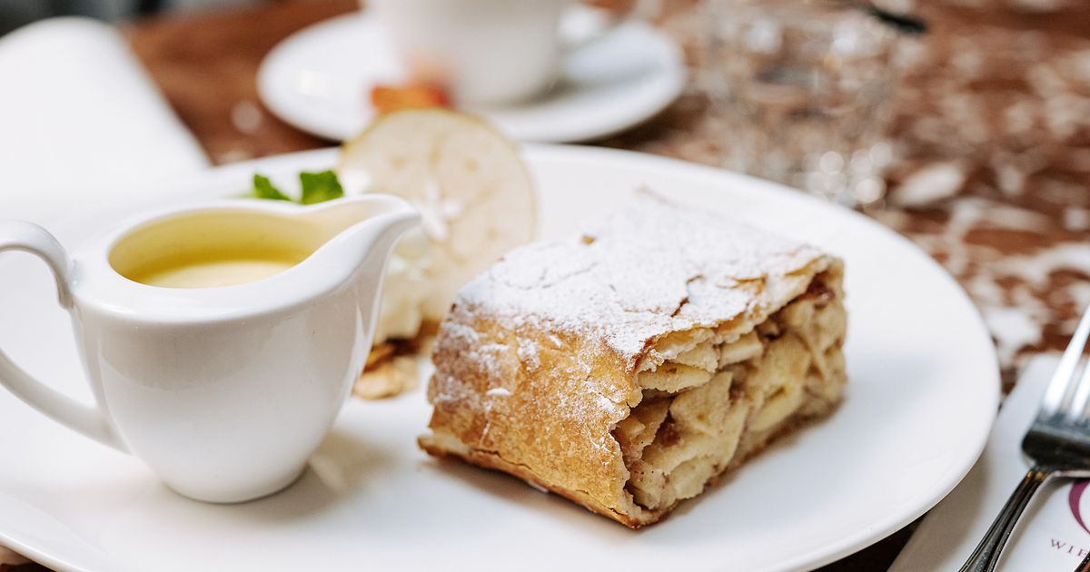 Apfelstrudel (Apple Strudel) - vienna.info