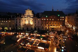View of the Am Hof Advent Market from above.