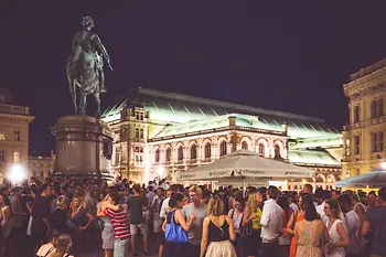 Party in the evening with the State Opera in the background