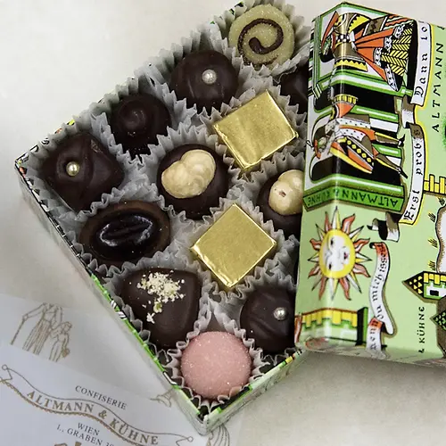 Коробка с разными шоколадными конфетами