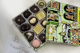 Коробка с разными шоколадными конфетами