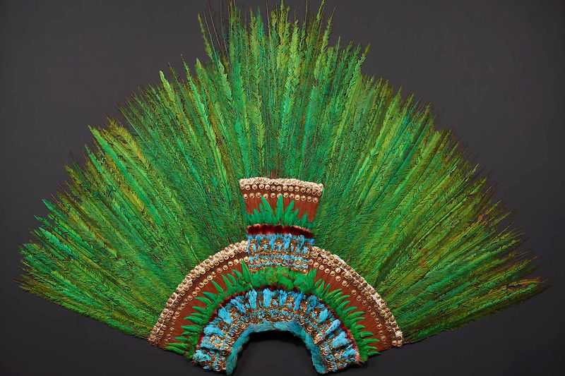 アステカ時代メキシコの羽根製頭飾り
