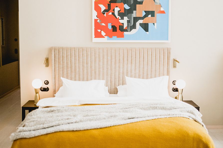 Hotelzimmer mit einem Gemälde von Kirsten Borchert 