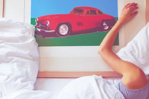 Pintura de Andy Warhol con una mano dormida