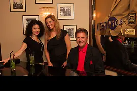 Reinhard Wallner am Klavier mit zwei Frauen in der American Bar "Nightfly's"