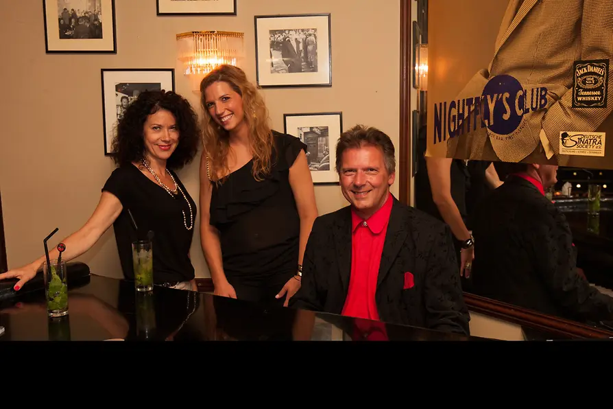 Reinhard Wallner am Klavier mit zwei Frauen in der American Bar \"Nightfly's\"