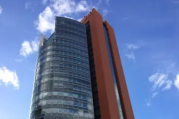 Pohled zvenčí na výškovou budovu 