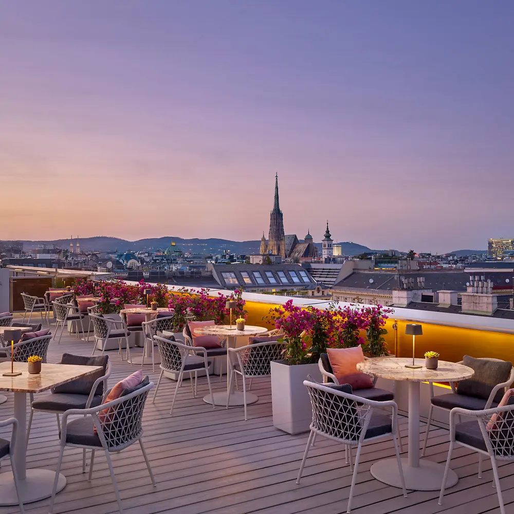 ATMOSPHERE ROOFTOP BAR TẠI RITZ CARLTON VIENNA VỚI TẦM NHÌN TOÀN CẢNH THÀNH PHỐ VÀ KHÔNG GIAN SANG TRỌNG ĐẲNG CẤP