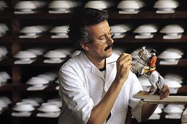 Homme en train de peindre un lipizzan en porcelaine 