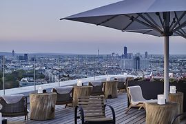 Aurora Rooftop Bar, Terrasse mit Panoramablick, Abendstimmung