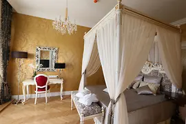 Luxus szoba a Schönbrunni kastélyban, ahol éjszakázhatunk