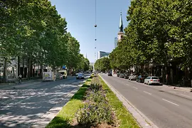 Autos devant la caserne Rossauer 