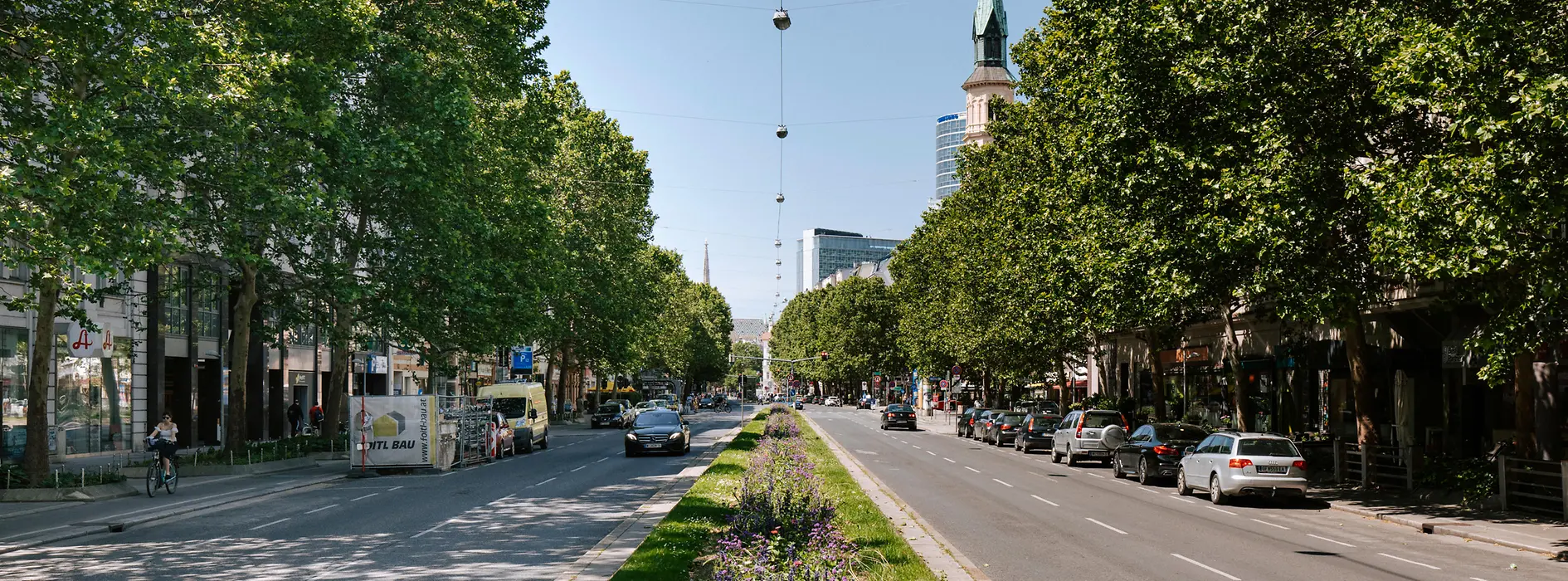 Autos vor der Rossauer Kaserne