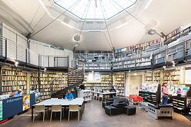 Architekturzentrum Wien - Personen im Bibliotheksbereich