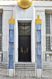 Portal del Bank Austria Kunstforum