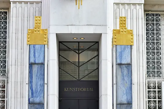 Portale del Bank Austria Kunstforum