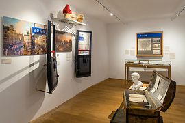 Muzeum Beethovena 2017: Pomieszczenie poświęcone podróżom kompozytora, skrzynia z książkami i instalacja ścienna