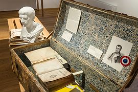 Museo di Beethoven 2017: Sala interna Capitolo “ankommen”, cassapanca con libri
