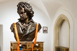 Beethovenova bronzová busta v Beethovenově muzeu, k tématu „Odkaz“