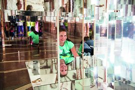 Mädchen im Belvedere mit spiegelndem Kunstobjekt