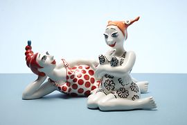 Zwei Frauenfiguren aus Porzellan