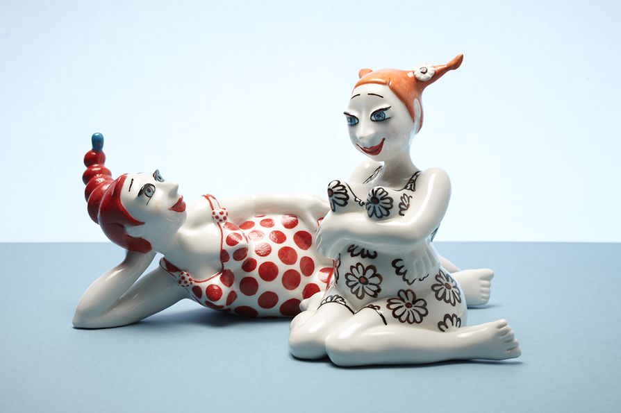 Zwei Frauenfiguren aus Porzellan