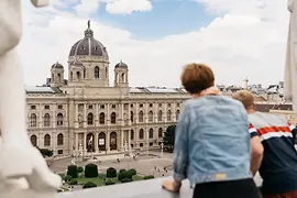 Vedere a Muzeului de Istoria Artei din Viena de pe terasa de pe acoperişul Muzeului de Istorie a Naturii din Viena