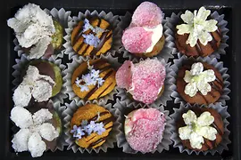 Cioccolatino con decorazioni floreali 