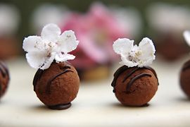 Cioccolatino con decorazioni floreali 