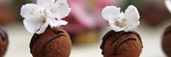 Confiserie avec des décors en pétales de fleurs