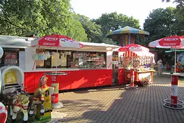 Die Süße Tram im Böhmischen Prater, ein Straßenbahnwaggon, aus dem Süßigkeiten verkauft werden