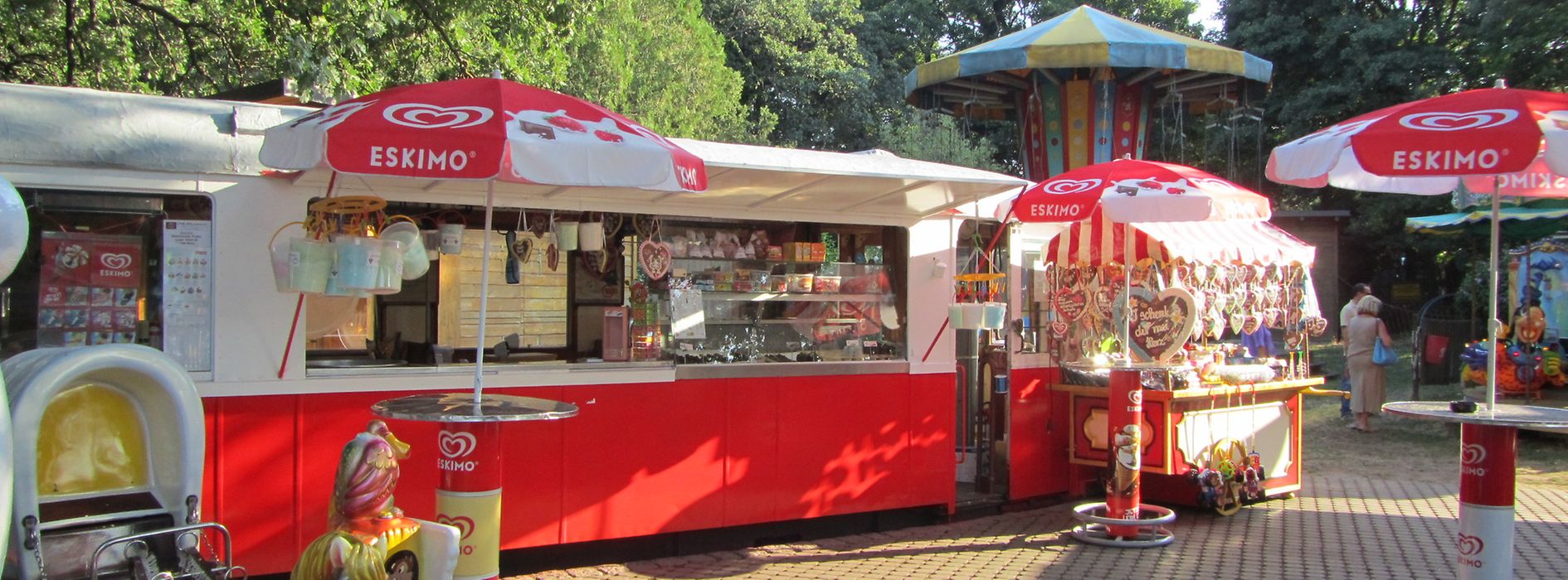 Die Süße Tram im Böhmischen Prater, ein Straßenbahnwaggon, aus dem Süßigkeiten verkauft werden
