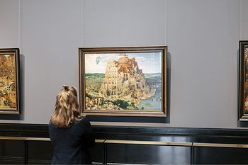 Besucher vor dem Bild "Turmbau zu Babel" von Pieter Bruegel im KHM