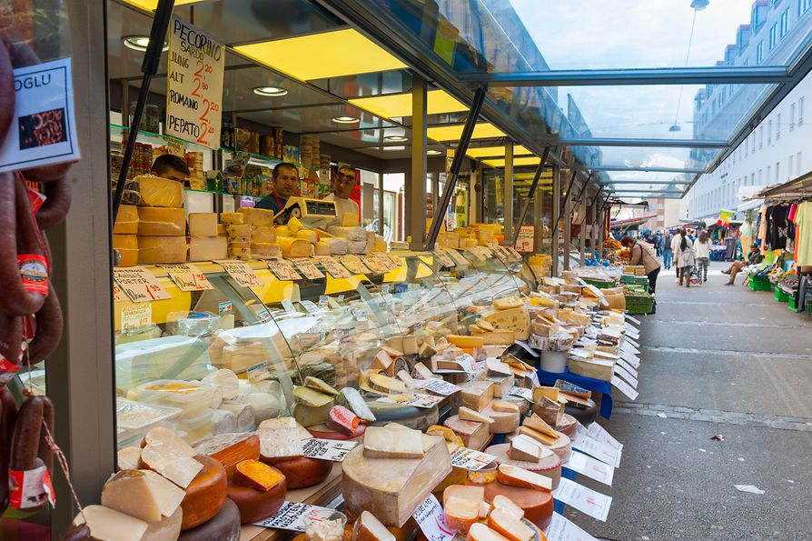 Banco del formaggio al mercato Brunnenmarkt 