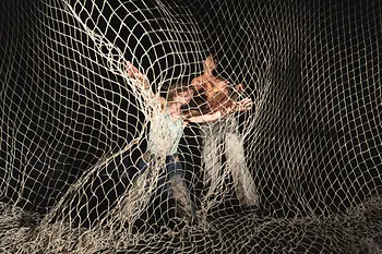 Karin Pauer taucht hinab in dunkle Gewässer; wütend, laut, trotzig. In ihrer neuen Gruppenarbeit LOW vertieft die Choreografin ihre Auseinandersetzung mit den verflochtenen Schicksalen menschlicher Körper und mariner Ökosysteme in einer von Zusammenbruch geprägten Welt. (Oktober 2025 im brut nordwest)