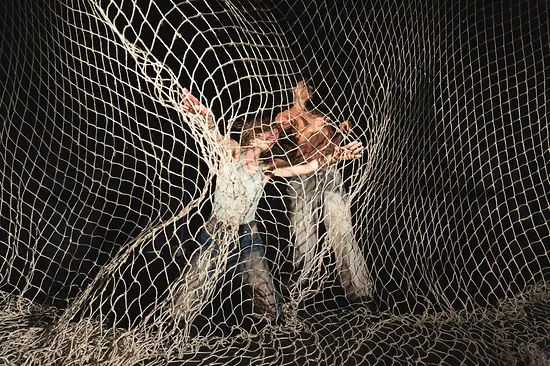 Karin Pauer taucht hinab in dunkle Gewässer; wütend, laut, trotzig. In ihrer neuen Gruppenarbeit LOW vertieft die Choreografin ihre Auseinandersetzung mit den verflochtenen Schicksalen menschlicher Körper und mariner Ökosysteme in einer von Zusammenbruch geprägten Welt. (Oktober 2025 im brut nordwest)