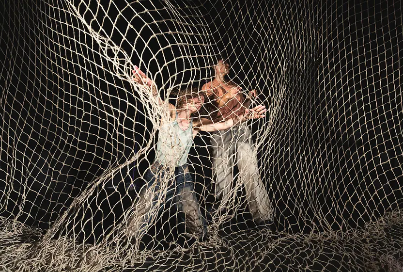 Karin Pauer taucht hinab in dunkle Gewässer; wütend, laut, trotzig. In ihrer neuen Gruppenarbeit LOW vertieft die Choreografin ihre Auseinandersetzung mit den verflochtenen Schicksalen menschlicher Körper und mariner Ökosysteme in einer von Zusammenbruch geprägten Welt. (Oktober 2025 im brut nordwest)