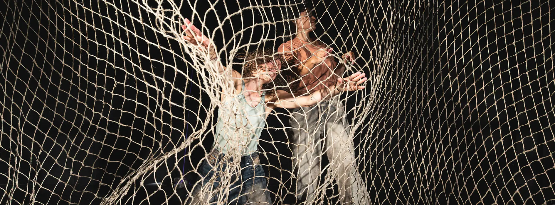 Karin Pauer taucht hinab in dunkle Gewässer; wütend, laut, trotzig. In ihrer neuen Gruppenarbeit LOW vertieft die Choreografin ihre Auseinandersetzung mit den verflochtenen Schicksalen menschlicher Körper und mariner Ökosysteme in einer von Zusammenbruch geprägten Welt. (Oktober 2025 im brut nordwest)