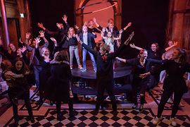 Burgtheater: BurgÖffner 2018, Familienprogramm. Kinder und Erwachsene auf der Bühne.
