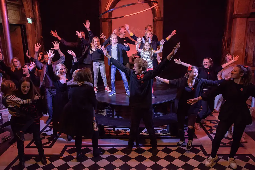 Burgtheater: BurgÖffner 2018, Familienprogramm. Kinder und Erwachsene auf der Bühne.
